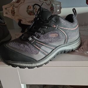 Keen Women's Black and Gray Athletic Shoes